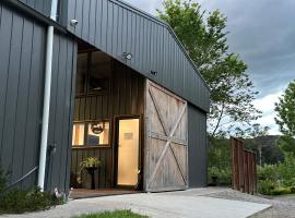 Luxury Barn-Style Suite with Stable Views, hotel v destinaci Gruyere