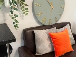 Rare 4 en-suite Bedroom Flat with Free Parking and workspace