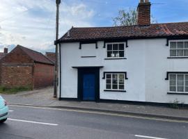 Central Grade 2 listed cottage, hotel in Attleborough
