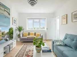 Luxury 4 bed City House - 1 min from river - Parking - Sleeps 10