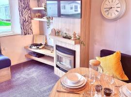 The Eden - Camber Sands Cosy Spacious Caravan, hotel in Camber