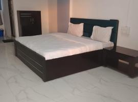 Hotel Krishna Rooms, hotel a Jāmb