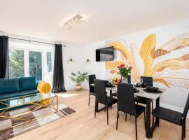 Spacious 3 Bedroom Home with 6 Beds Private Garden and Driveway Parking, ξενοδοχείο σε Manor