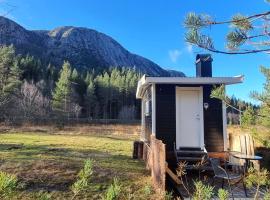 Hjortebu i naturskj&oslash;nne omgivelser，&Aring;seral的露營地