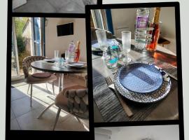 La Suite 27 bis, maison indépendante avec terrasse, proche gare et centre, ξενοδοχείο στο Guingamp