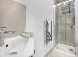 Room in Stylish City Apartment