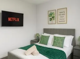 Luxury Airport Home with Driveway and Garden- Sleeps 7