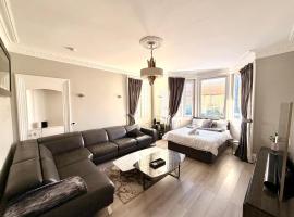 Immanuel House - Modern Luxury Victorian Home 1872 - Free Parking & SuperFast Fibre Optic WiFi，位于爱丁堡的带热水浴缸的酒店