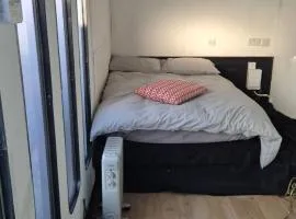 Bright Tiny Studio with Shower & Kitchenette