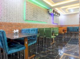 Hotel O TAJ HOTEL FAMILY RESTRURENT, hótel í Rudrapur