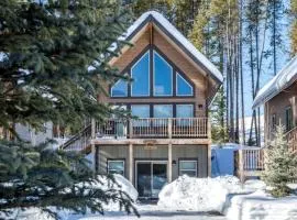 Charming Mountain Cabin for a Family Getaway near Lake McDonald, Montana