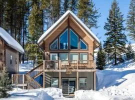 Inviting Vacation Cabin with Mountain Views near Glacier National Park, Montana