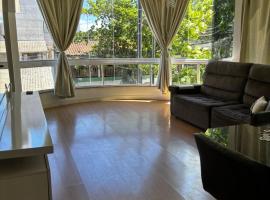 Apto 2 quartos, AR, TV smart, WIFI, garagem, fácil acesso a PRAIA ITAPEMA, hótel í Itapema