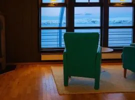 Rooms in spaceious apartment with seaview in city center