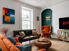 Stylish 2-Bed Apartment by Torquay Harbour