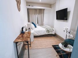 Spacious Studio In The Heart of Ealing Broadway, hotel din Ealing