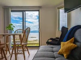 Chalet Studio #6 Waterfront with Spa Fireplace & Wifi