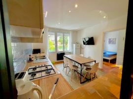 Appartement 6 personnes à La Gaubretière en face du Château، فندق في La Gaubretière