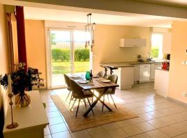 Maison lumineuse, proche plage et nature, hotel i Lion-sur-Mer