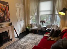 Beautiful traditional top floor flat in the center of Largs