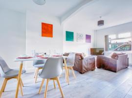 Modern 3-Bed Home Sleeps 6 with Parking & Fast WiFi Perfect for Contractors & Long Stays，位于圣海伦斯的酒店