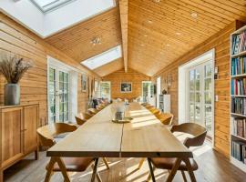 Timber House On Dune Plot Near Hulsig, hotel in Hulsig
