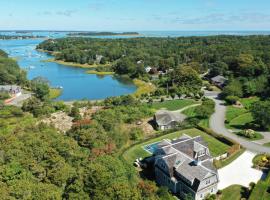 Luxury Home with Pool Hot Tub & Water View, מלון בצ'טהאם