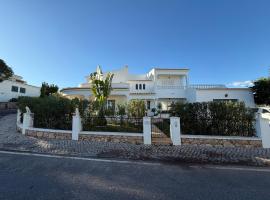 Casa SP- Villa with heated pool near Vilamoura, Vale do Lobo, hotel v destinaci Quarteira