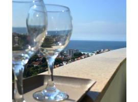 Acomoda&ccedil;&atilde;o Mediterr&acirc;neo 04 - Em Frente &agrave; Praia e Pr&oacute;ximo ao Barra Shopping, hotel in Rio de Janeiro