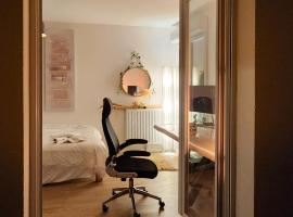 Room with Balcony and Garden View Opposite Metro Line 14 5 min Orly 7 min Paris, hôtel à Chevilly-Larue