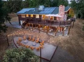 Yosemite Lookout Lodge w/ hot tub, firepits, game room, and more