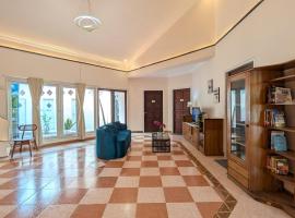 Surabaya Homey near UPN Syariah, hotel en Mantaak