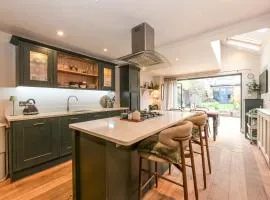 Gorgeous Cottage near Station - 17 mins to London - Pass the Keys