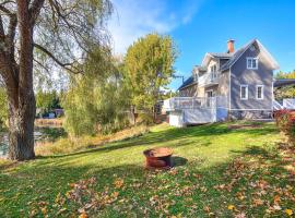 Centenary Lakefront 5 Bedroom Home with Hot Tub, ξενοδοχείο σε Saint-Jovite