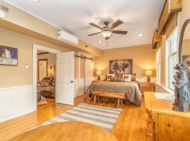 Cozy Cub Den, Chic Downtown Loft, Walk to Shops, Train, Restaurants, מלון בברייסון סיטי