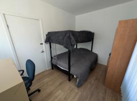 Room Rentals: Longueuil şehrinde bir otel
