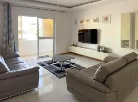 Spacious 3-bdr apt seafront, exterior pool - LCGR