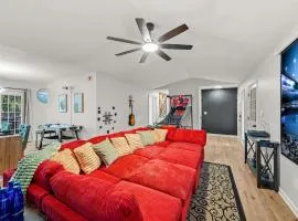 Near DT & UGA - 3 King Beds - Massage Chair - Games