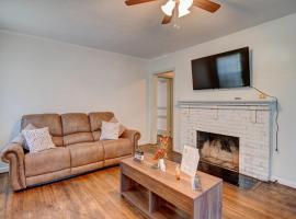 Classic 2 bed 1 bath home in the cradle of beautiful Valdosta, hotel in Valdosta