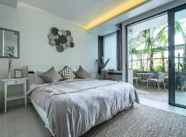 Spacious beautiful studio with big patio on the pool side !