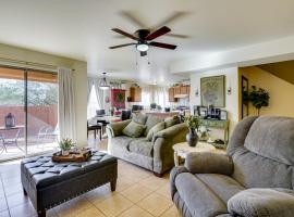 Family Home with Fenced Yard in Tucson!，位于土桑的酒店