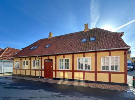 2 Bedroom Cozy Apartment In Svaneke, Luxushotel in Svaneke