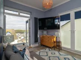 Stylish Apartment with Balcony, Views and Parking