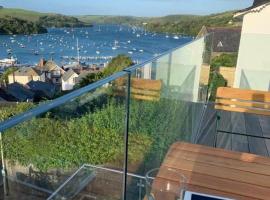 Stylish Apartment with Balcony, Views and Parking, hotel v mestu Salcombe