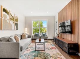 New 2BR in DT Golden with AC, Balcony, BBQ, Sleeps 6, villa in Golden