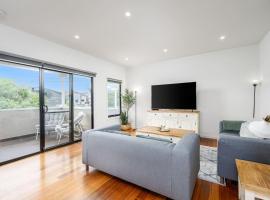 Stylish City Edge Home with Balcony and Parking, מלון בBraybrook