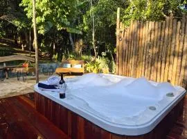 Casa da Árvore - Refúgio de Luxo com Jacuzzi e Vista para a Serra