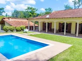 Sítio com piscina, churrasqueira e área arborizada