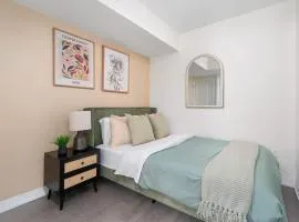 Chic 2BR Condo Toronto Core Steps to Eaton Centre