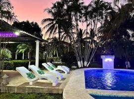 Pool • Game Room • Fire Pit • Resort Access, khách sạn ở Los Cóbanos